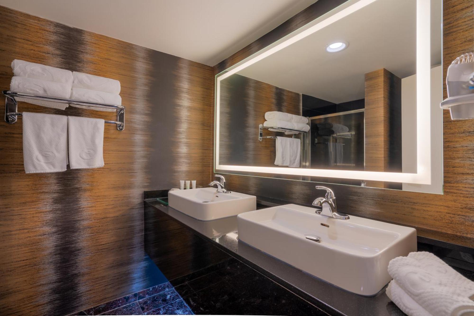 Executive Suites Hotel & Conference Center, Metro Vancouver Burnaby Bagian luar foto
